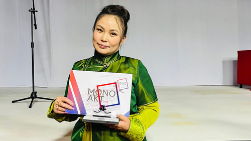 Ч.Дунгаамаа: Ээждээ хөтлүүлээд театрынхаа босгоор алхсан